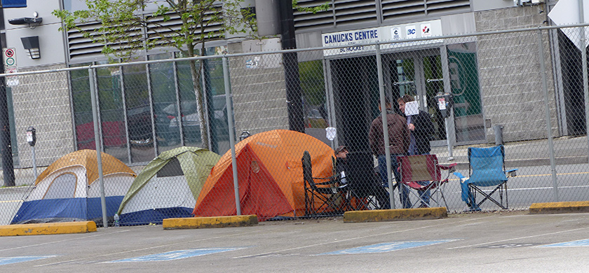 Des mecs courageux campent déjà devant la salle... pour rien!