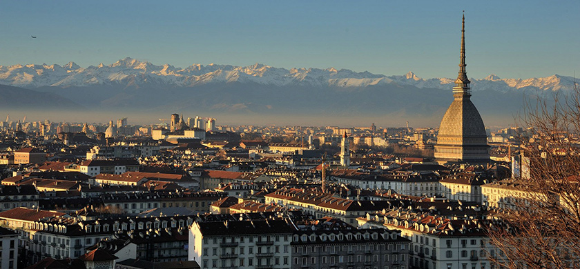 Panorama de Turin, nichée au pied des Alpes.