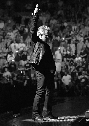 Bono entre sur scène à New York.