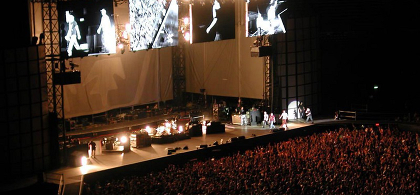 U2 sur la scène du Stadio Delle Alpi pour l'Elevation Tour.