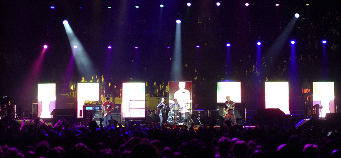 U2 sur scène durant l'Elevation Tour.