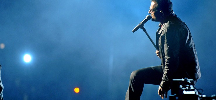 Bono sur scène au Rose Bowl de Los Angeles © LA Times